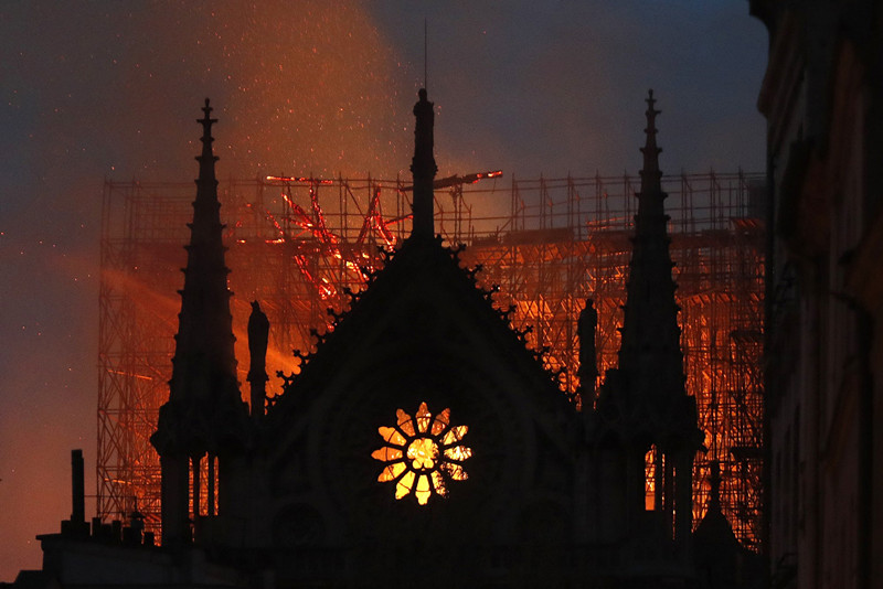 李菘蓝：4.16巴黎圣母院突发大火塔尖倒塌，黄金跟着下跌，令人心碎